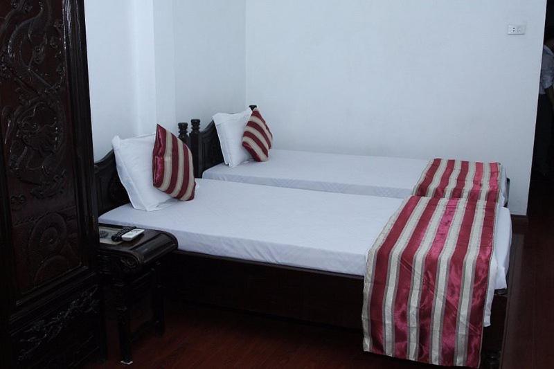 Hoang Cuong Hotel 15 Nguyen Thai Hoc Hanoi Buitenkant foto